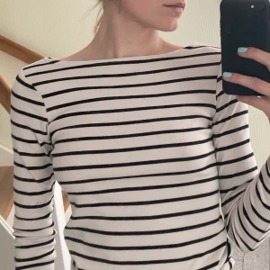 Långärmad tröja - Långärmad tröja, superstretchig och nästan aldrig använd. Jättefin off white med svarta ränder. 