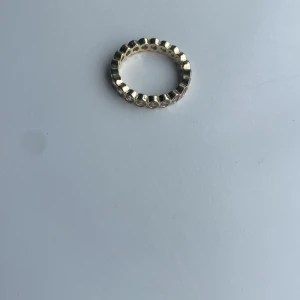 Ring - Guldig ring som är sparsamt använd