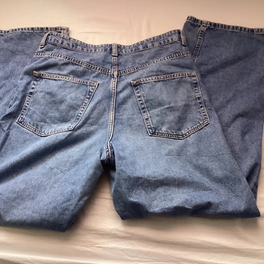 Snygga blåa jeans i storlek 40. Köpta från hm för 300kr säljer för 150. Bra skick. Säljer för att den inte Kmr till användning. Passa på nu när det är gratis frakt i 14 dagar. Jeans & Byxor.