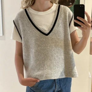 Stickad väst - Oversized stickad väst från Weekday. Avklippt och egensydd för att göra kortare i längden. I väldigt fint skick. Storlek S men ganska oversized.