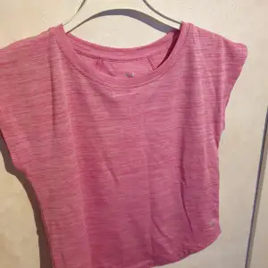 En jätte gullig rosa tränings t-shirt som inte kommer till andvändning. Den är jätte skön och luftig, perfekt att träna i. Den är andvänd 1 gång. Den är köpt på stadium för några år sen med märket soc. (Går att diskutera priset) (tryck inte på köp nu)