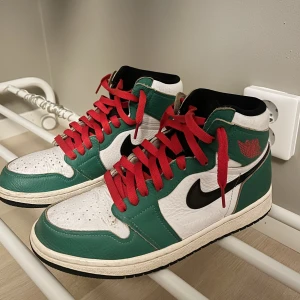 Air Jordan 1  - Säljer mina Air Jordan 1 mid grön som inte kommer till användning längre. Storlek 40💚 Tillkommer svarta och gröna snören samt creasing skydd som sitter i.  Köpta för 2500kr