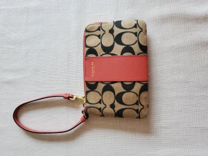 Coach  - Coach plånbok. I gott skick. Endast använd ett fåtal gånger. 15 cm lång och 10 cm bred.  Köparen står för frakten.