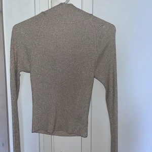 Guldglittrig topp - En guldglittrig topp med en liten öppning i ryggen!