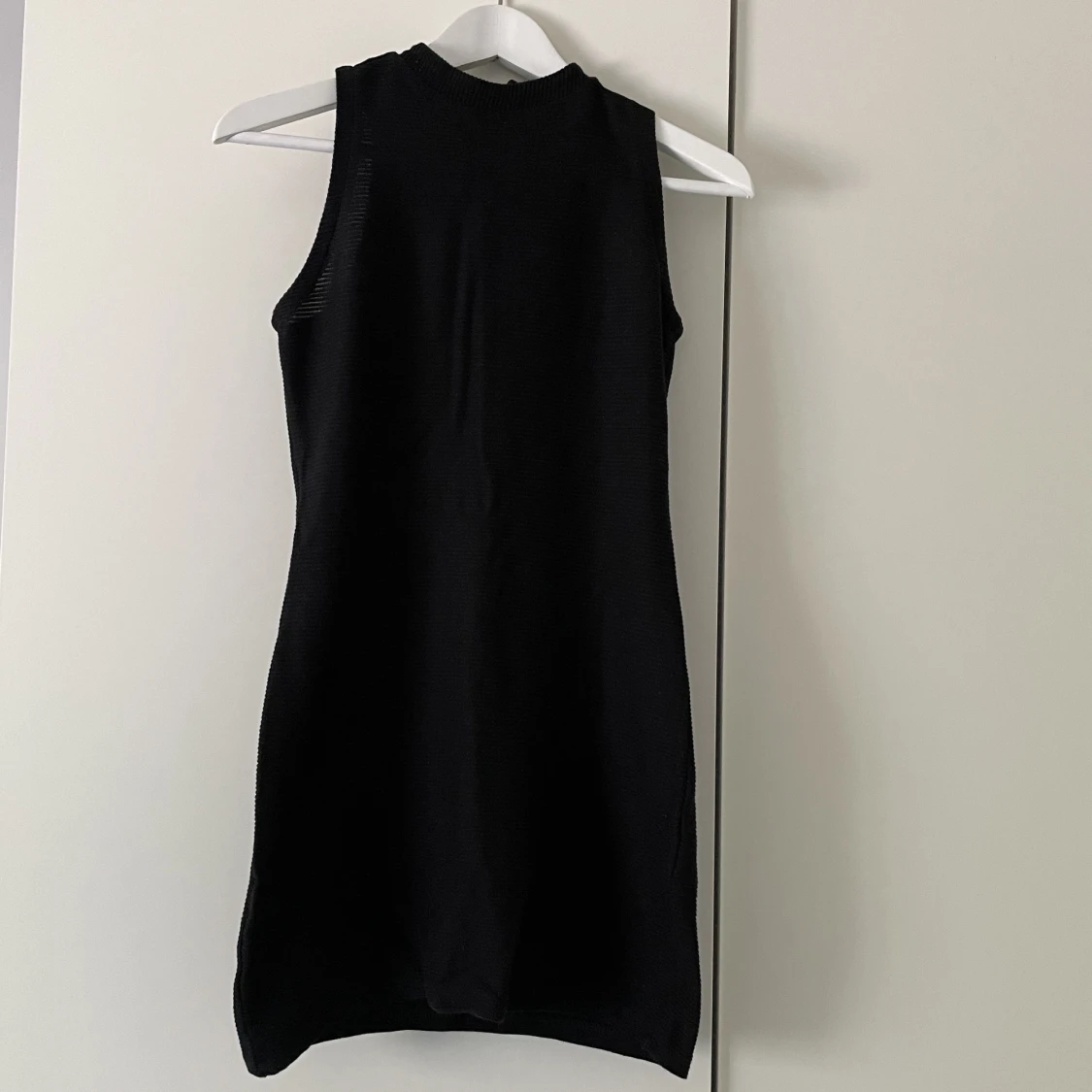 Räfflad figurnära klänning 