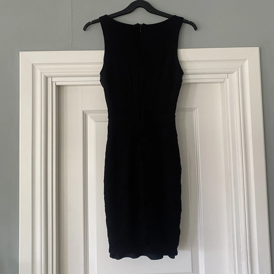 V ringad figursydd klänning - 90