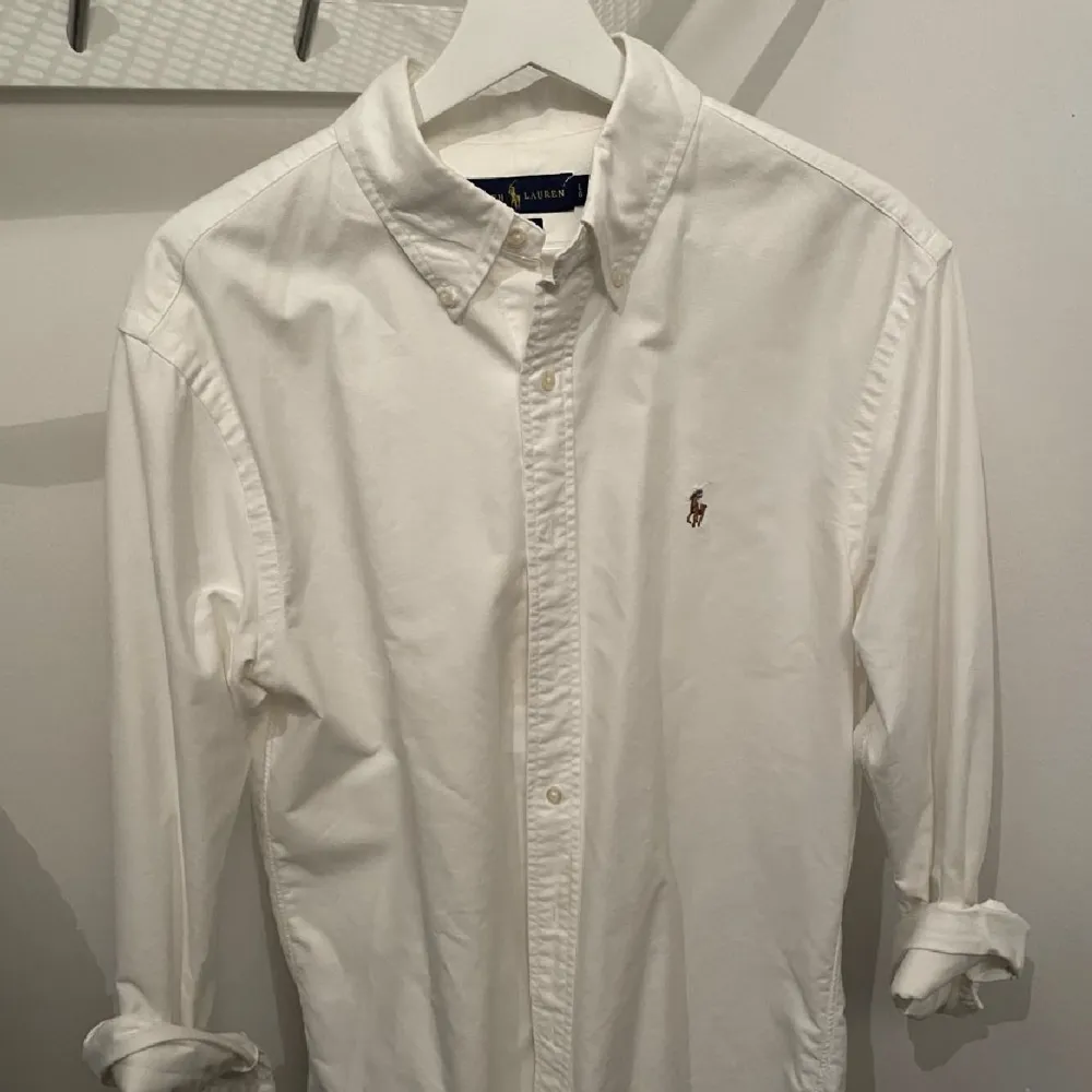 2st Ralph Lauren skjortor. Strl large, slim fit. 800kr paketpris för båda.. Skjortor.