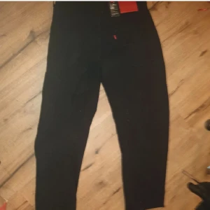 Levi's Jeans - Levi's 570 Baggy/Loose taper, aldrig använda med alla ordinarie lappar kvar! Säljs pga att de var köpta i fel storlek men hoppas de passar en annan bättre! (Skriv gärna vid eventuella frågor och fixar fler bilder om så önskas!😊 ORD PRIS 79$ (CA 800KR)