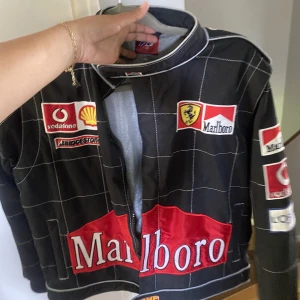 F1 jacka med patches  - Supercoola jacka som tyvärr får för lite användning för! Köpt second hand för 600kr, säljer för 300 eller högst bjudande. Lagom tjock i materialet men har funkat båda vinter och sommar 😍