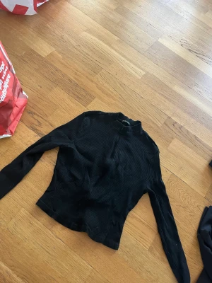 Topp - En topp ifrån shein med dragkedja vid halsen 