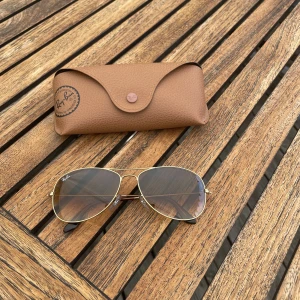 Ray Ban solglasögon guldiga - Nästan oanvända inköpta hösten 2022