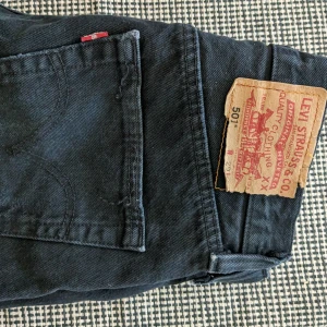 Levis 501 - Vintage Levis, tyvärr för små för mig. Nån lös tråd på bakfickan och lappen är lös-se bild. Lite urtvättad färg 