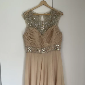 Klänning för bröllop  - Klänning till bröllopet, bal, fest! 2XL men skulle säga mer som en ”normal” XL 