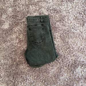 Ett par bootcut low waist jeans i storlek 34 ❤️ är i nyskick har aldrig använts