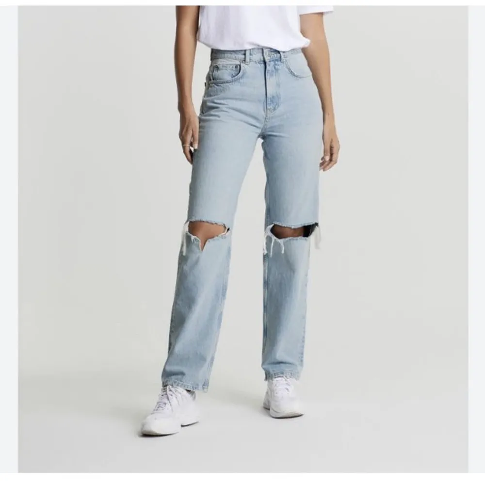 Säljer nu dessa blåa jeans från GinaTricot. Då den har blivit för små. Dem är i väldigt bra sick💕. Jeans & Byxor.