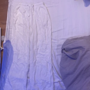 Linnebyxor  - Säljer dessa jättefina linnebyxor som är köpta för 600kr. Det är storlek S (barn) så kontakta om ni vill veta midjemått elr lång grejen! Använda typ 2 ggr