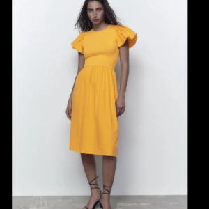 Orange klänning  - Säljer min oanvända klänning från zara! Lappen är kvar 