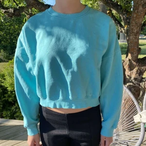 Turkos sweatshirt  - Säljer denna sweatshirt i en fin turkos färg. Plagget visar inga tecken på användning😊
