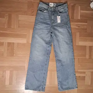 Snygga ljusblåa jeans i storlek S. Lös passform. Helt nya! :)