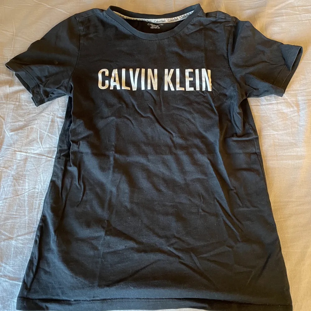 Svart Calvin Klein T-shirt, pris kan diskuteras. (Fraktar endast). T-shirts.