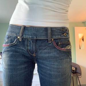 Så snygga jeans med cool detalj! Aldrig använda med lappen kvar🫶🏼