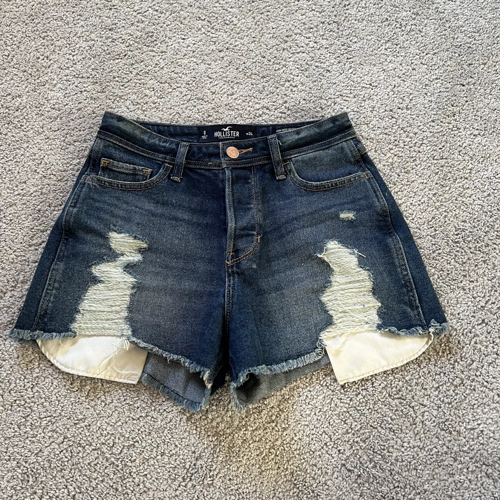 Blåa jeanshorts från hollister💕 Inte använda så mycket och är i storlek 24 i midjan, dvs xs. Shorts.