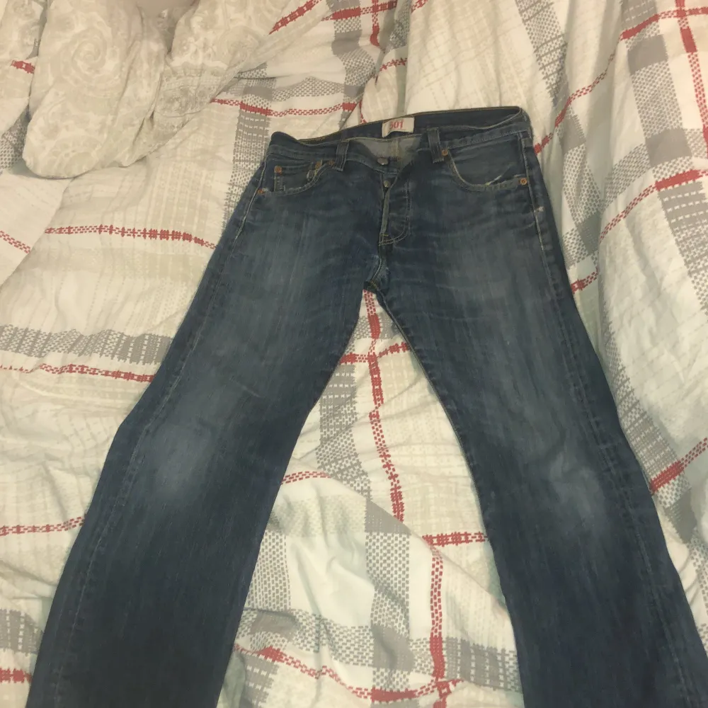 Levis jeans i jättebra kondition 9,5/10 på jeansen färgen och materialet är jätte bekvämt tar endast betalt via appen kom privat för något annat . Jeans & Byxor.