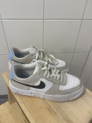 Nike Air Force 1- Pixel - Nike Air Force 1 Pixel Dessert Sand. Använts fåtal gånger men syns ändå att de använts. 