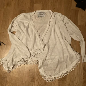 Kofta med spetskant - Mycket fin kofta som söker nytt hem! Använd ett par gånger men har mycket mer liv i sig! Har inte använt på länge och ligger bara i garderoben!