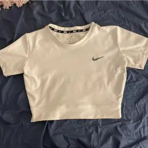 Nike Tee, använd många gånger men precis som ny. Säljer då jag inte använder längre. Det är storlek M men sitter perfekt på mig som har xs/s. Hör av er vid frågor<33