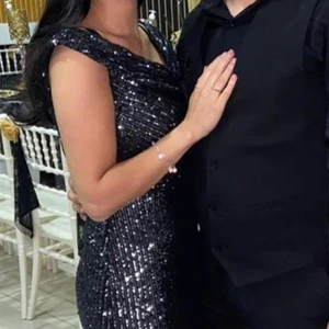 Fin svart paljettklänning festklänning - Riktigt snygg paljett klänning i storlek 34-36. Endast använd en gång och är i mycket fint skick🌸