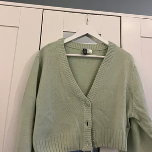 Stickad kofta  - Stickad kofta från H&M i storlek M. Säljs då den ej används längre. Skriv om du är intresserad 💗