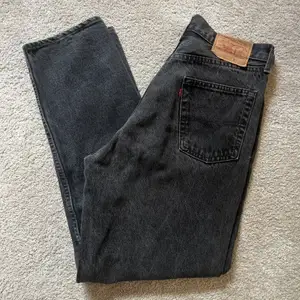 Fina svarta Levis jeans. Vet inte storleken få dom legat i min garderob och siffrorna är utsuddade men några mått är42cm inneben 77 cm benöppning 19,5cm, fråga bara om mer mått💗 köparen står för frakt💗 vid snabb affär kan priset pratas om💞 