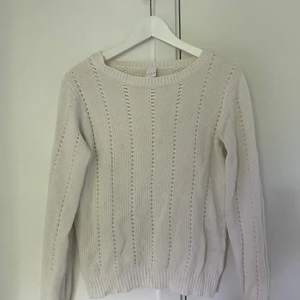 Vit stickad tröja  - Stickad tröja från Vila! Storlek M! Jag bär oftast L så tycker den sitter lite för tajt på mig:/Köparen står för frakt/möts i Stockholm⭐️👑