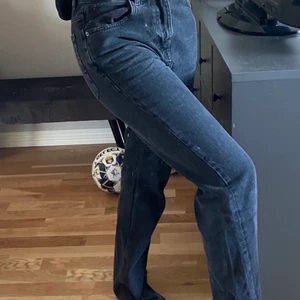 Pull&Bear, Storlek 36 - Säljer mina svart/gråa jeans med slits från Pull&Bear i storlek 36. Andvända ett fåtalgånger. köparen står för frakt