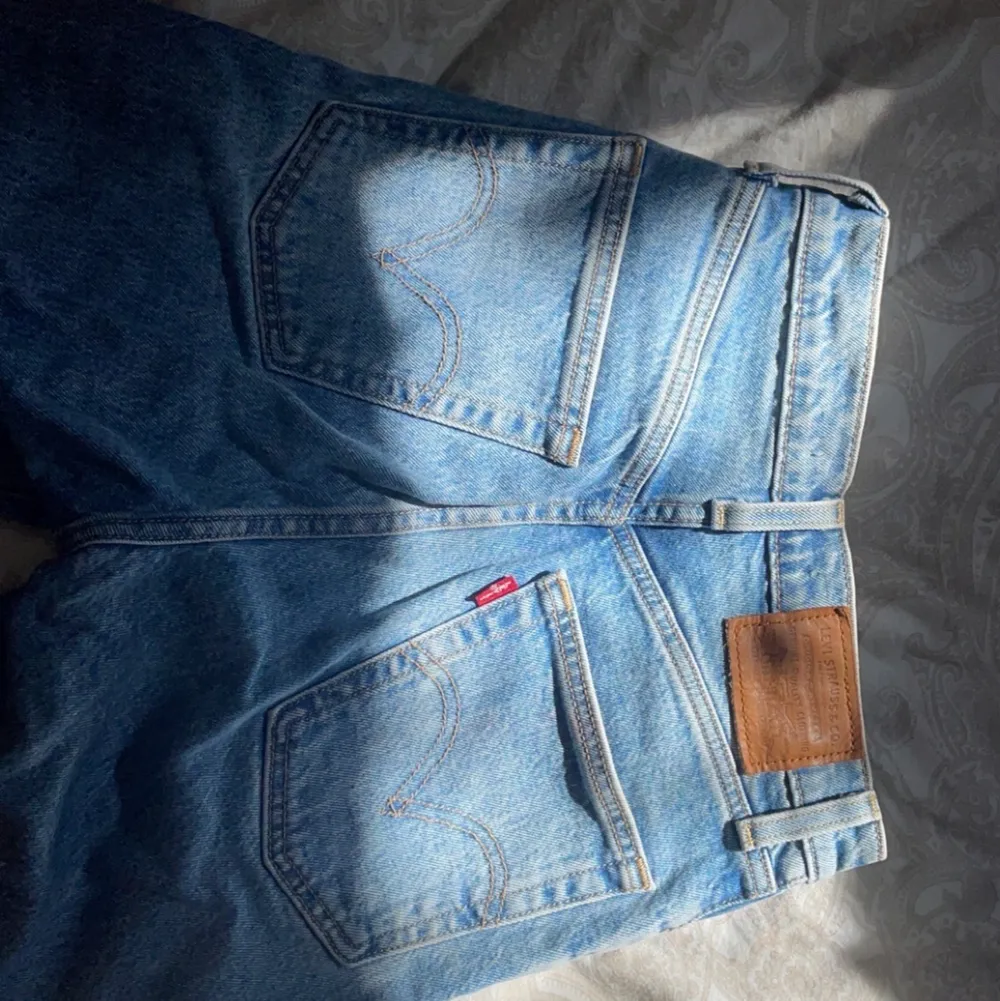 Storlek 23 passar xs-s. Högmidjade raka jeans. Använda men i väldigt bra skick🎀. Jeans & Byxor.