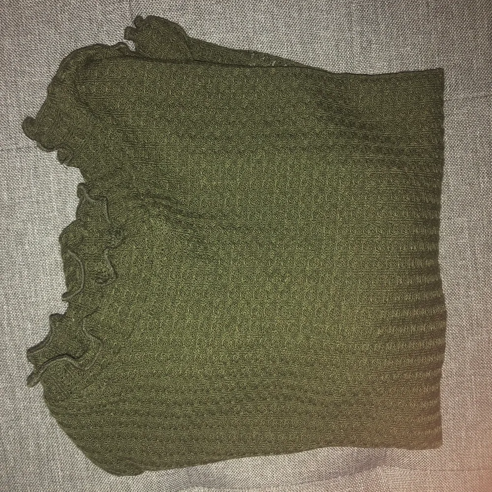 Aldrig använt tröjan pga av att den e såpass genomskinlig och har inte kunnat använda den. De st M men skulle säga att den passar bättre till S/XS. Toppar.