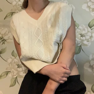 Stickad väst H&M  - Otroligt fin stickad väst från H&M, i princip aldrig använd; den är vit, cream färgad. Är öppen för prisförslag, kan mötas upp i Stockholm och det är bara att skriva för fler bilder:) 