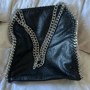 Stor väska  - Svart Tiamo väska. Säljer för den inte kommer till användning längre. Använt väldigt få gånger 