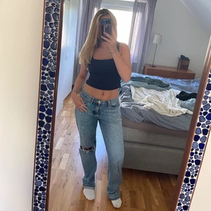 Lågmidjade zara jeans - Jättesnygga lågmidjade jeans från zara i en gammal slutsåld modell. Toppenskick! Storlek 38 och passar mig som är 167 ungefär. Fraktar spårbart för 57kr💕💕