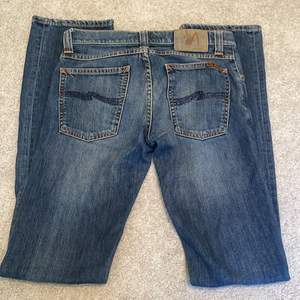 Sjukt snygga lågmidjade nudie jeans! Straight i modellen. Midjemått: 72 innerbensmåttet: 84 💞