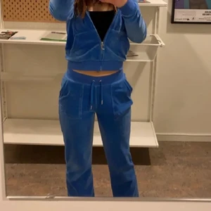 Juicy byxor - Säljer mina supersnygga trendiga blåa juicy byxor som är i nyskick, inte använda så mycket då jag har i andra färger också, kom privat för frågor eller prisförslag💞