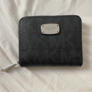 Plånbok Michael Kors - Snygg plånbok från Michael Kors. Flera fickor för kort. Aldrig använd 