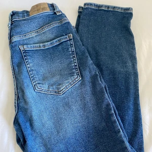 Blåa jeans  - Blåa jeans från Gina. Slutar vid ankeln på mig som är 177. Super stretchiga och bekväma  