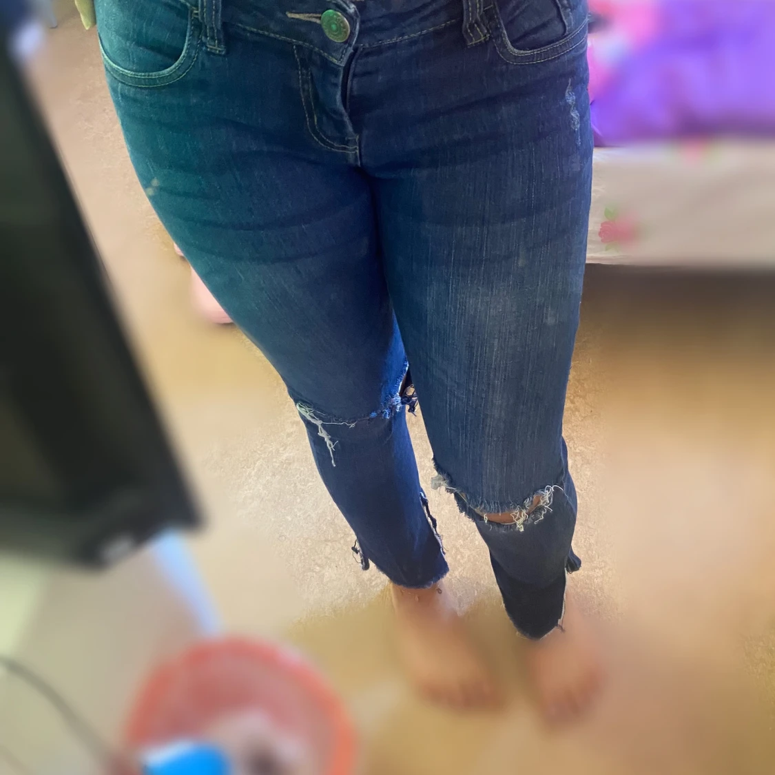 Lågmidjade snygga slitna jeans!