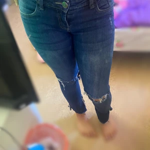 Lågmidjade snygga slitna jeans! - Jättefina lågmidjade jeans för bra pris. Köptes för ett tag sen och har varit för små vilket gjort att de inte bärdes. 