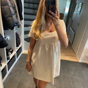 Rutig klänning - Sjukt snygg rutig klänning från hm som tyvär inte kommit till användning. Prislappen kvar alltså helt i  nyskick. Storlek 38💕💕 Fraktar spårbart för 39kr