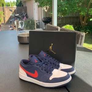 Air Jordan 1 low usa - Hej säljer ett par jordans i modellen USA Storlek : 43 Cond : 9/10 Skorna kostar mellan 2000 och 2200kr nya men går där emot inte att få tag på om man inte hittar de online.  Knappt använda och mycket bra skick Hör av er vid frågor och intresse!