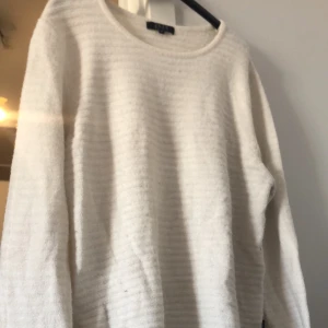 3 tröjor - Säljer 3 tröjor då jag ska flyta och vill bli av med allt snabbt, allt i bra skick För fler bilder skicka meddelande ☺️