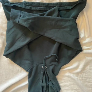 Kroppad hoddie - En grön kroppad hoddie från h&m i storlek M. Köparen står för frakt och betalning sker via Swish ❤️